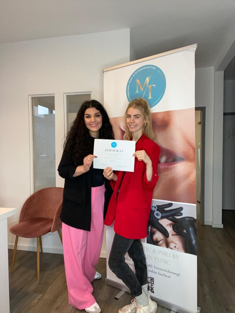Marjolein Tunc mit Teilnehmerin nach zertifizierter Beauty-Schulung bei MT Cosmetic in Düsseldorf