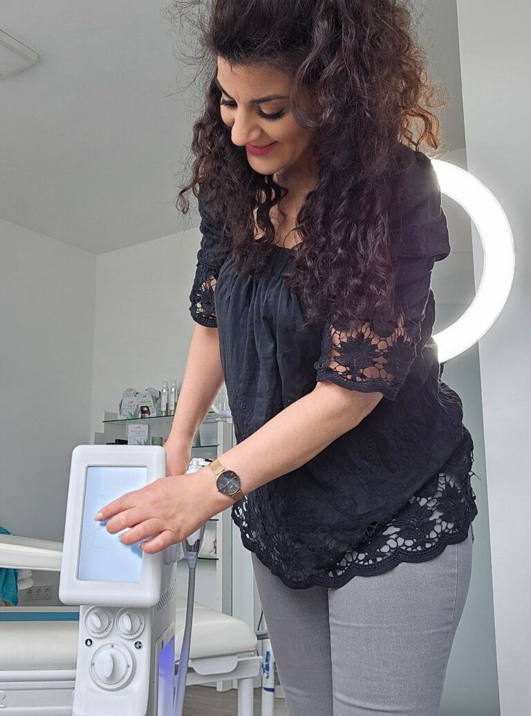 Aquafacial Behandlung im Kosmetikstudio MT Cosmetic in Essen – das Gerät wird professionell von der Trainerin eingestellt für optimale Ergebnisse.“