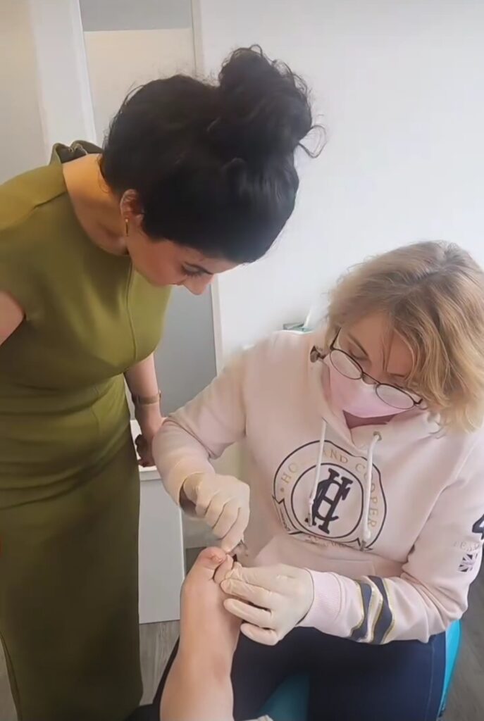 Praxisnahe Fußpflege-Schulung mit Teilnehmerinnen im Beauty-Studio