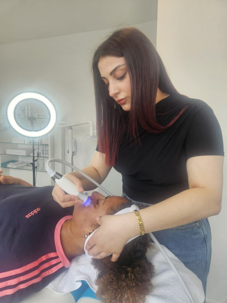 Zertifizierte Beauty Schulung bei MT Cosmetic Academy mit Schülerin aus München