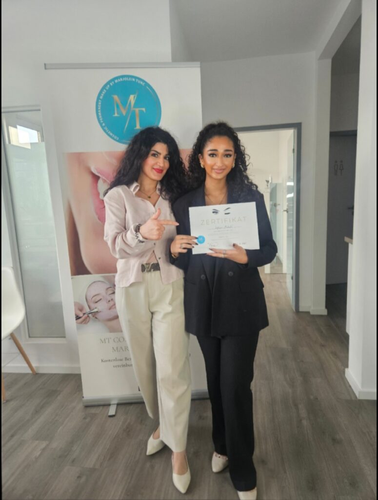 Zertifikatübergabe nach erfolgreicher Schulung in der MT Cosmetic Kosmetikschule in Essen.