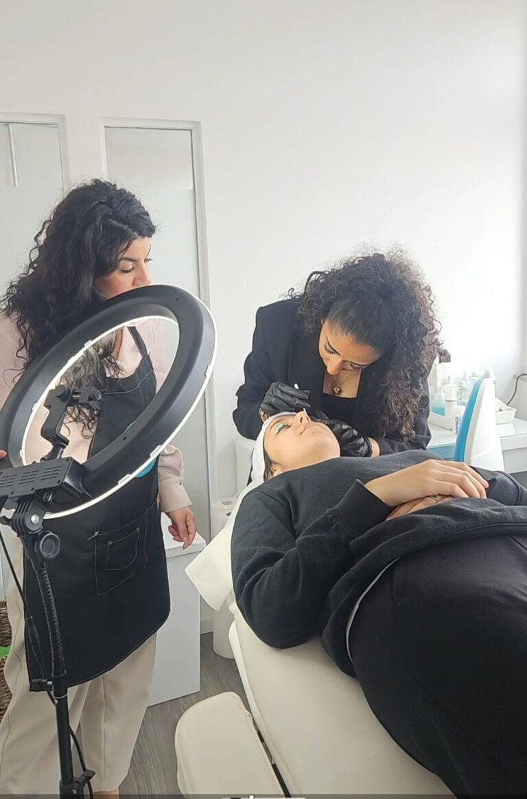 Schülerin der MT Cosmetic Academy übt Lash & Brow- Lifting während der praxisnahen Kosmetikschulung in Essen – ideal für angehende Kosmetikerinnen aus Hamburg.
