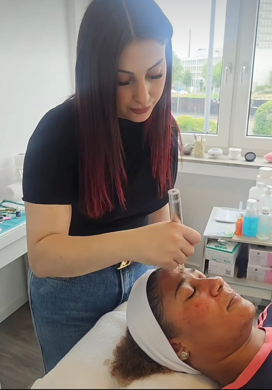 Microneedling-Praxistraining – Schülerin arbeitet am Modell
